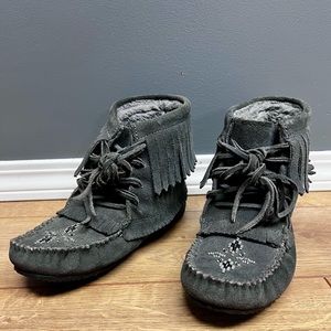 Manitobah Mukluk Harvester Suede Moccasin Vibram Charcoal